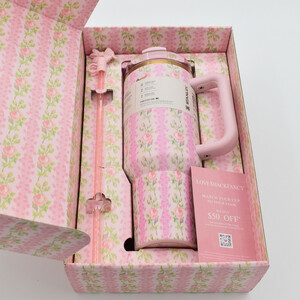 تراول ماگ استنلی مدل LoveShackFancy Holiday Quencher Limited edition گنجایش 1.18 لیتر