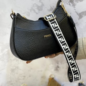 کیف وارداتی fendi کد R۰۳۴۷