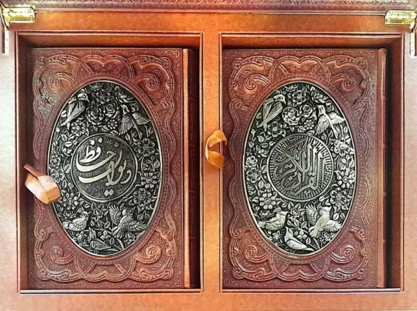 کتاب قرآن کریمدیوان حافظ برجسته طرح مس 2جلدیگلاسهترموپلاکدارباجعبه