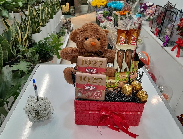 پک عطر ولنتاین کد A10 همراه عروسک و خرس و شکلات