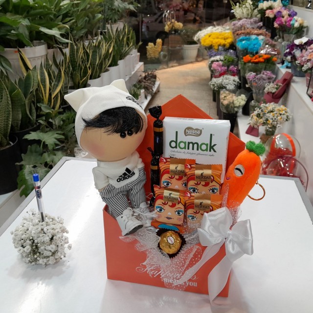 پک اقتصادی ولنتاین با گل و عروسک کد B11 برند آنایو