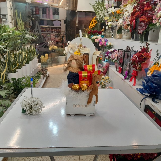 پک اقتصادی ولنتاین با گل و عروسک کد B12 برند آنایو