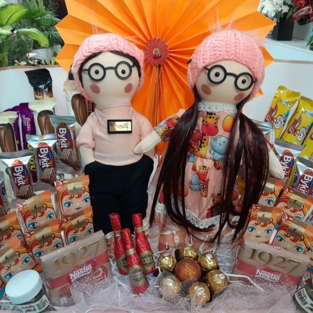 پک لاکچری ولنتاین با گل و عروسک کد C7 برند آنایو