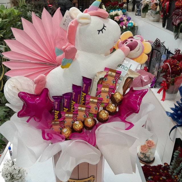 پک لاکچری ولنتاین با گل و عروسک کد C10 برند آنایو