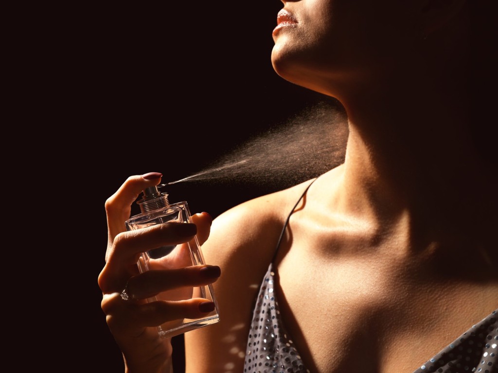 آیا عطر زنانه می تواند مردان را جذب کند