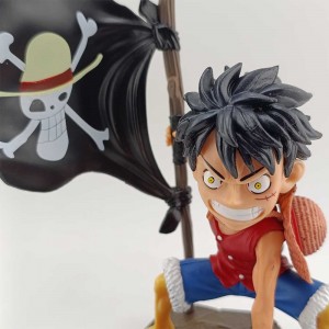 فیگور لوفی با پرچم گروه کلاه حصیری