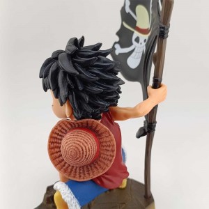 فیگور لوفی با پرچم گروه کلاه حصیری