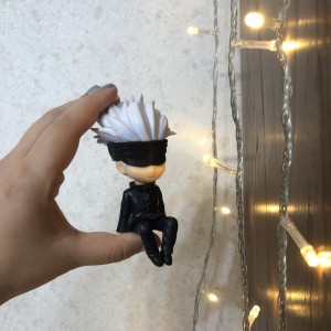 فیگور گوجو نشسته با چشم بند