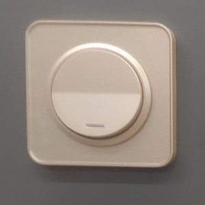 کلید و پریز ایران الکتریک مدل اسپیناس بژ