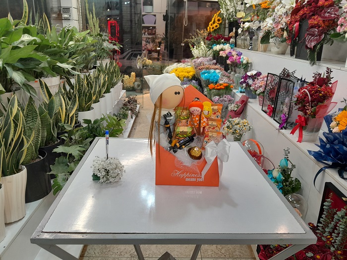 باکس هدیه عروسک روسی دختر آدیداس با شکلات
