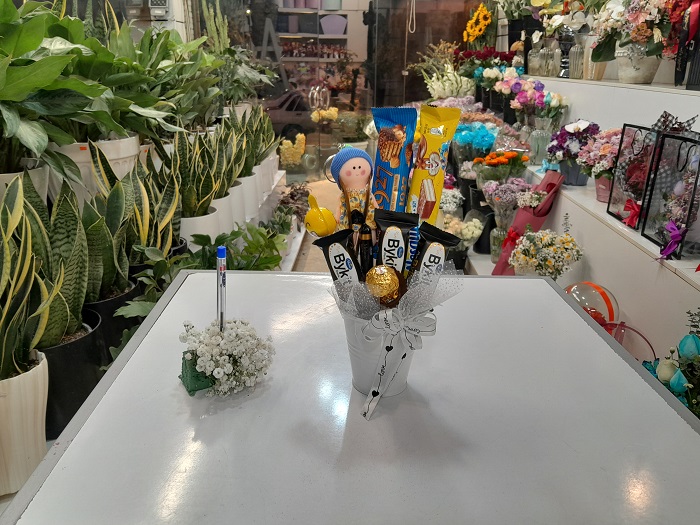 سطل هدیه عروسک روسی زرد و شکلات