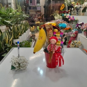 سطل هدیه عروسک روسی و موز