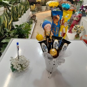 سطل هدیه عروسک روسی زرد و شکلات