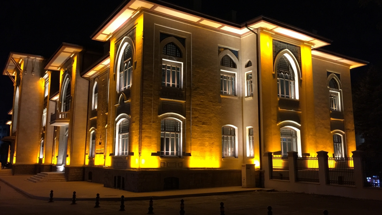 استفاده از چراغ نما برای ظاهر ساختمان