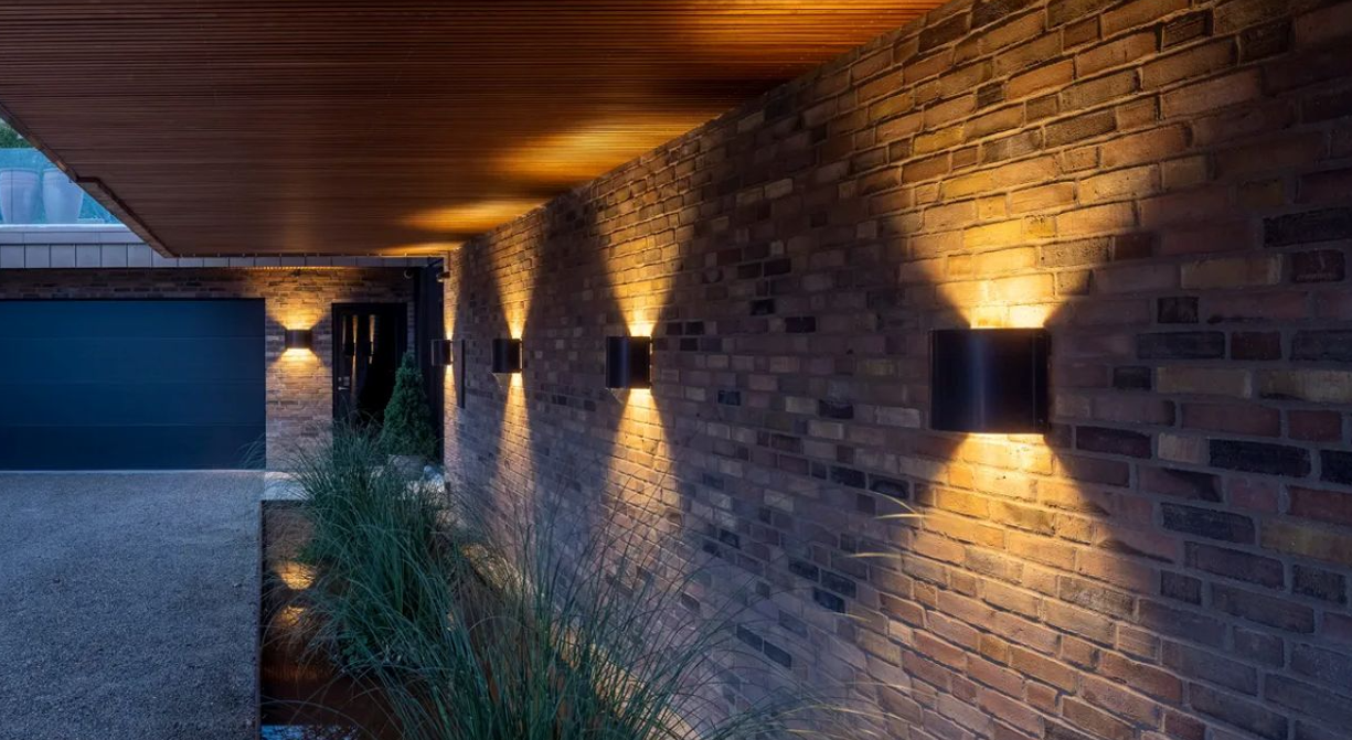 چراغ نما نصب شده در دیوار محوطه