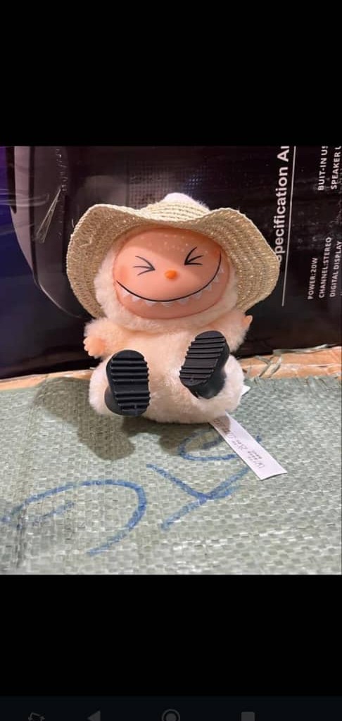 عروسک لبوبو کلاه دار