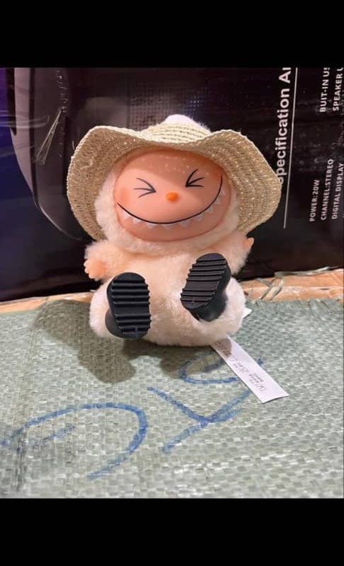 عروسک لبوبو کلاه دار