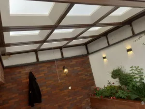 افزایش نور طبیعی، صرفه جویی در مصرف انرژی، زیبایی ساختمان، تهویه مناسب از مهمترین مزایای سقف پاسیو به شمار می روند.