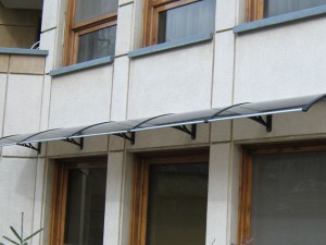 باران گیر درب و پنجره نقش بسزایی بر روی دوام و ماندگاری سازه و افزایش مقاومت آن خواهد داشت. همچنین می تواند سبب افزایش زیباسازی فضا نیز گردد.