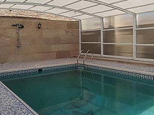 پوشش سقف استخر یکی از مهم‌ترین مراحل اجرای آن می‌باشد. زیرا اگر در انتخاب متریال مناسب آن دقت لازم را نکنیدُ نمی‌توانید خروجی مطلوبی از استخر خود بگیرید.