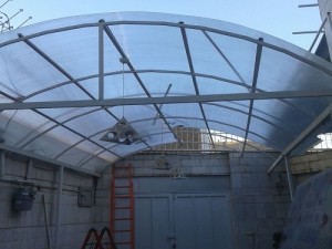 یکی از مهم‌ترین قسمت‌های ساخت سوله نورگیری سقف آن است. نورگیر سوله پلی کربنات بهترین متریال برای اجرا در سقف سوله شما می‌باشد.