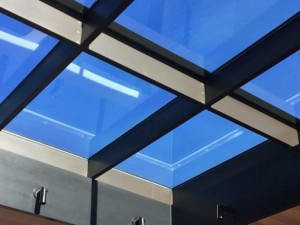 سقف نورگیر کوپل با طراحی مدرن، نور طبیعی یکنواخت، کاهش مصرف انرژی و افزایش زیبایی فضاهای داخلی ساختمان را فراهم می‌کند.