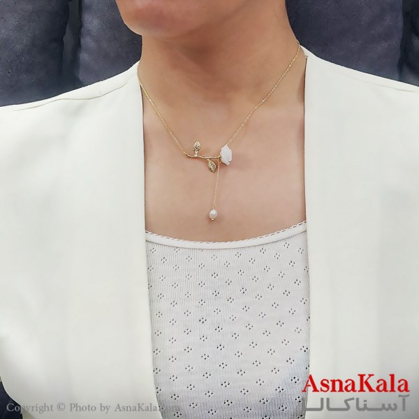 گردنبند کره ای گل رز سفید صدفی  استیل طلایی کد GNB16708W