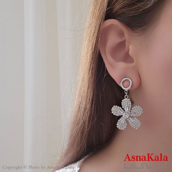 گوشواره آویز مجلسی جواهری مدل گل خاص نگین دار استیل نقره ای کد GSH15516W