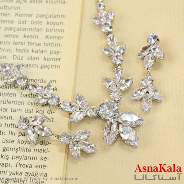 سرویس جواهری زنانه طرح مجلسی مدل سه پر جدید نگین سفید کد NIM14506W