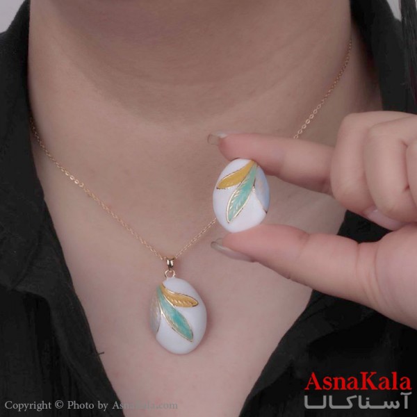 نیم ست زنانه شامل گردنبند و گوشواره  استیل 316 مدل بیضی با برگ پاییزی رنگ طلایی  کد NIM14513W
