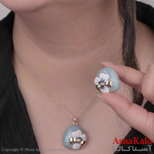 نیم ست زنانه شامل گردنبند و گوشواره  استیل 316 مثلث با طرح گل رنگ طلایی کد NIM14520W