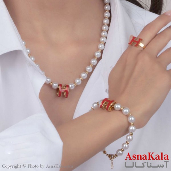 سرویس زنانه استیل 316 شامل گردنبند و گوشواره و دستبند و انگشتر مدل هرمس قرمز با مروارید کد NIM14532W