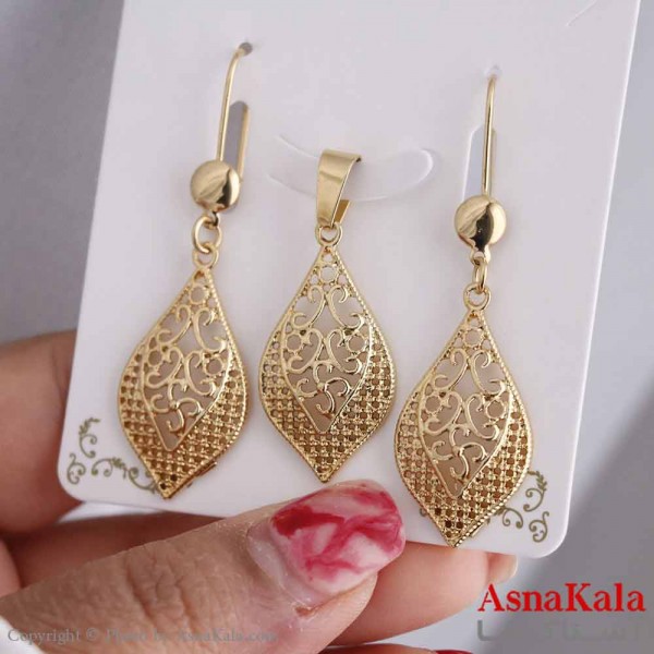 نیم ست زنانه شامل گردنبند و گوشواره  طلاروس مثلث رنگ طلایی کد NIM14559W