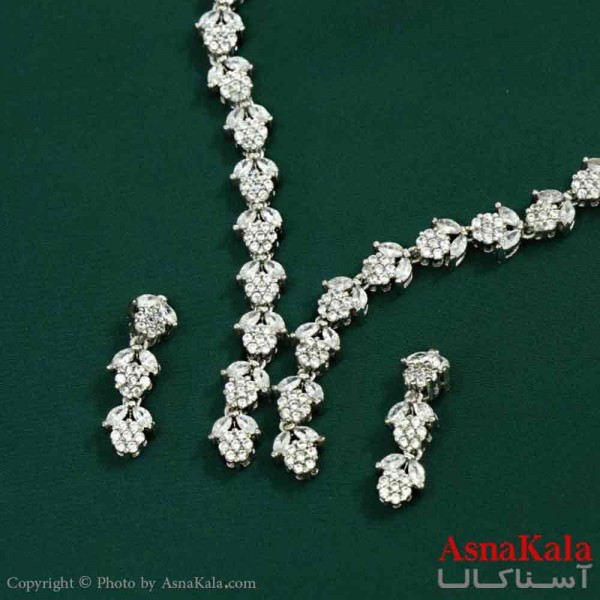 نیم ست زنانه شامل گردنبند و گوشواره  استیل مدل گل نگینی کد NIM14721W
