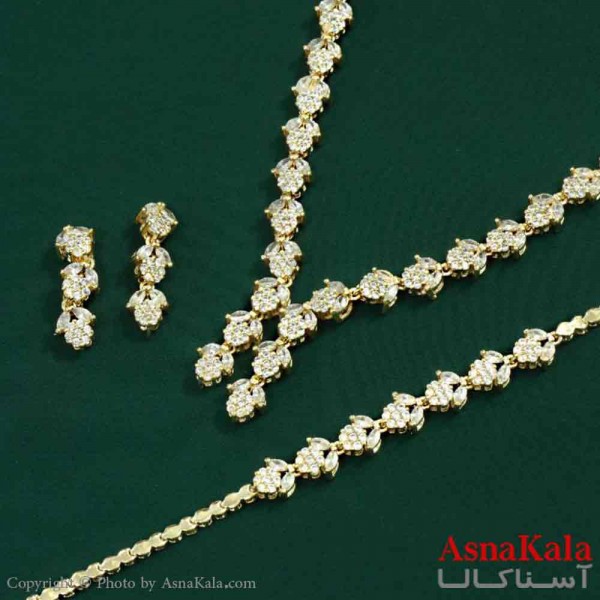 نیم ست زنانه شامل گردنبند و گوشواره و دستبند استیل مدل گل نگین طلایی کد NIM14722W