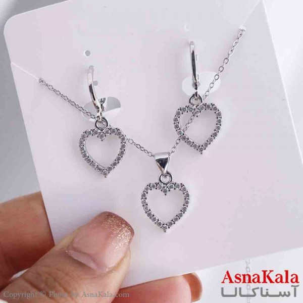 نیم ست زنانه شامل گردنبند و گوشواره استیل مدل قلب نگینی کد NIM14844W