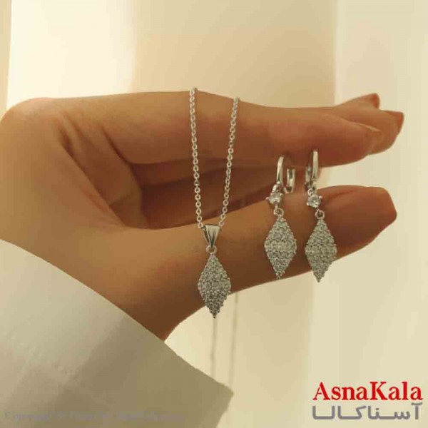 نیم ست زنانه شامل گردنبند و گوشواره استیل مدل مثلث نگینی  کد NIM14864W
