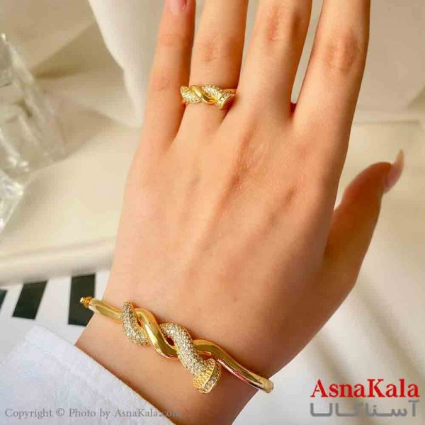 نیم ست زنانه پینترستی  شامل دستبند و انگشتر استیل مدل میخ پیچ فول نگین طلایی کد NIM14882W