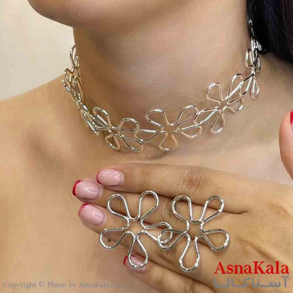 نیم ست زنانه پینترستی  شامل گردنبند و گوشواره طرح گل رنگ نقره ای کد NIM14900W