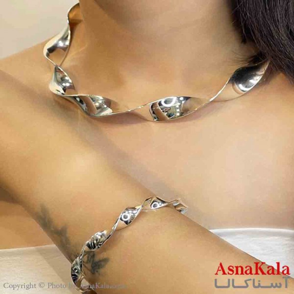 نیم ست زنانه پینترستی  شامل گردنبند و دستبند طرح پیچ آینه ای رنگ نقره ایی کد NIM14904W