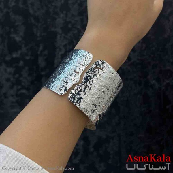 دستبند دخترانه پینترستی استیل آینه ای طرح آینه ای پهن شنی رنگ نقره ای کد DSB181235W