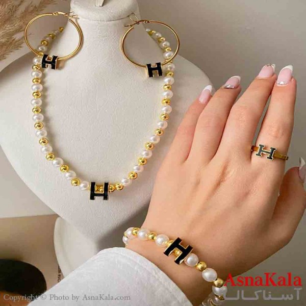 سرویس زنانه شامل گردنبند و گوشواره و دستبند و انگشتر استیل مدل مرواریدی و هرمس رنگ طلایی کد NIM14991W