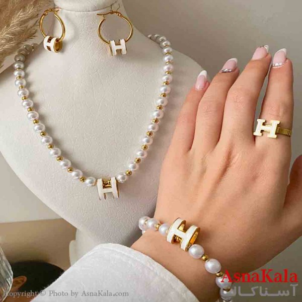 سرویس زنانه شامل گردنبند و گوشواره و دستبند و انگشتر استیل مدل مرواریدی و هرمس سفید رنگ طلایی کد NIM14995W