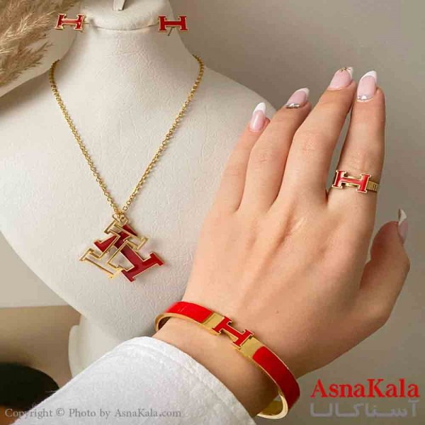 سرویس زنانه شامل گردنبند و گوشواره و دستبند و انگشتر استیل مدل هرمس قرمز رنگ طلایی کد NIM14997W