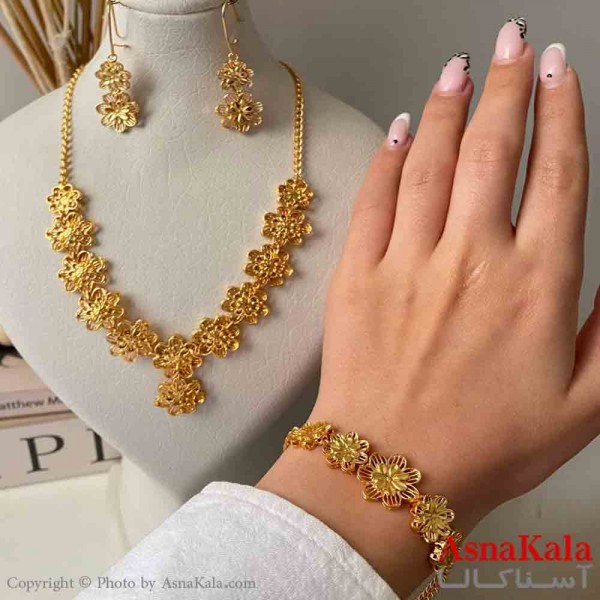 نیم ست زنانه برنجی شامل گردنبند و گوشواره و دستبند کد NIM141037W