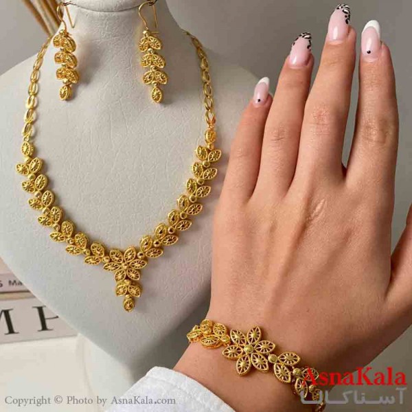 نیم ست زنانه برنجی شامل گردنبند و گوشواره و دستبند کد NIM141043W