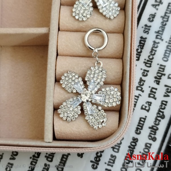 گوشواره گل جواهری مدل آویز نگیندار رنگ نقره ای کد GSH152086W