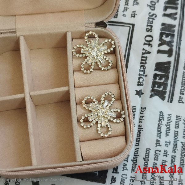 گوشواره گل جواهری مدل آویز نگیندار رنگ طلایی کد GSH152094W