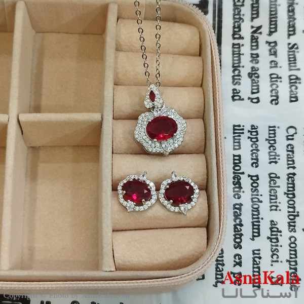 نیم ست زنانه شامل گردنبند و گوشواره  مدل خرم سلطان نگین قرمز رنگ نقره ای کد NIM141108W