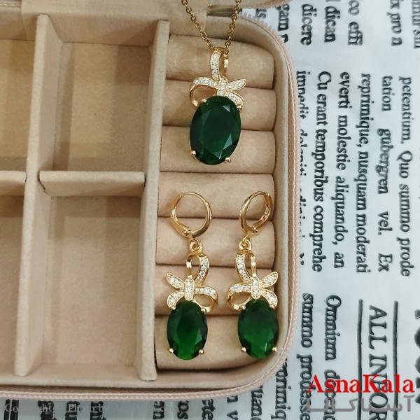 نیم ست زنانه شامل گردنبند و گوشواره  مدل پاپیون نگین سبز رنگ طلایی کد NIM141109W